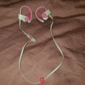 Powerbeats 2 in grey and pink